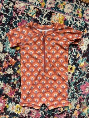 Kate Quinn Rainbow Short Sleeve Zip Swim Rashguard 2T